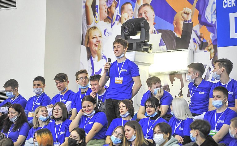 Эдуард Исаков в рамках региональной недели посетил молодежный профориентационный фестиваль в городе Югорске