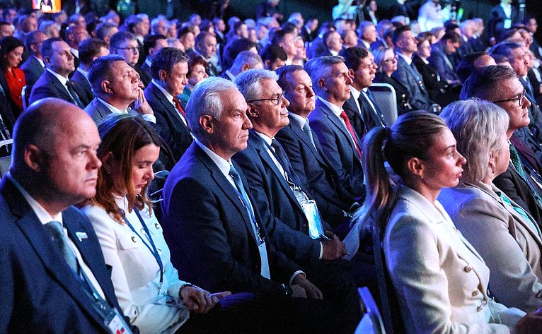 Пленарное заседание ХII Форума регионов России и Беларуси на тему «Молодежь Беларуси и России – наследники Великой Победы и будущее Союзного государства»