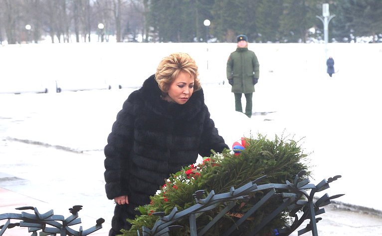 В. Матвиенко приняла участие в церемонии возложения цветов на Пискаревском мемориальном кладбище к Монументу «Родина-Мать»