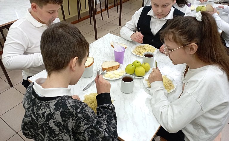 Елена Писарева в ходе рабочей поездки в регион провела мониторинг качества питания в школах