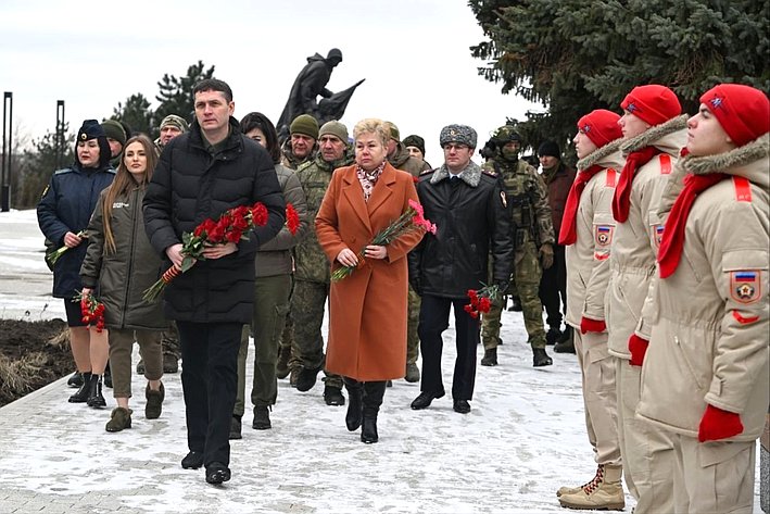 Ольга Бас в ходе поездки в регион возложила цветы к мемориалу «Острая Могила»