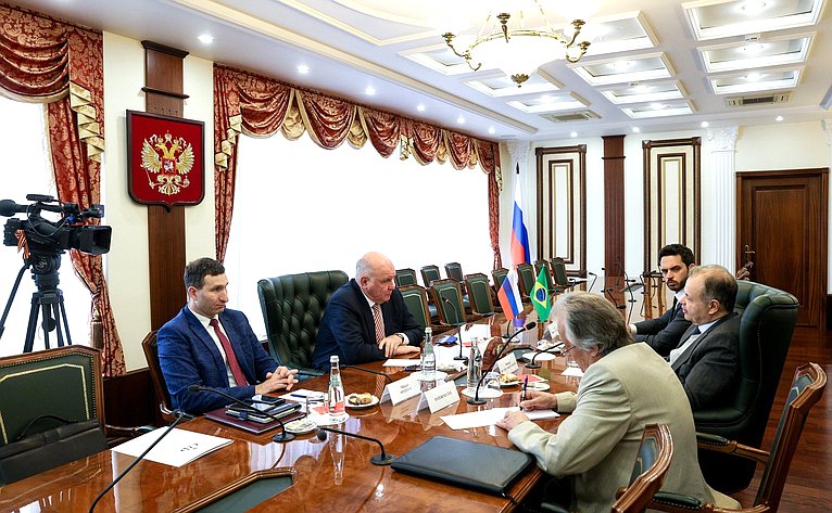 Председатель Комитета СФ по международным делам Григорий Карасин провел встречу с Послом Бразилии в России Родриго Соаресом
