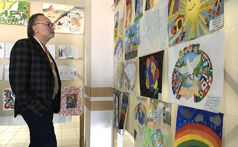 Александр Тотоонов посетил выставку «Дети рисуют мир», проходящую в школе города Беслана
