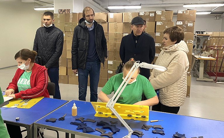 Елена Бибикова в рамках поездки в регион посетила одно из предприятий по производству обуви