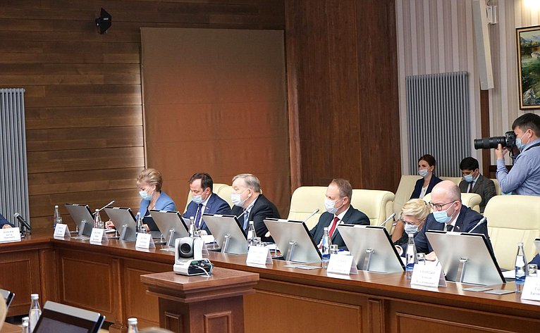 Сенаторы РФ ответили на вопросы представителей общественности Республики Алтай