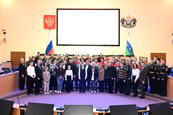 Дмитрий Горицкий вручил Памятные медали Совета Федерации «За проявленное мужество» детям-героям Тюменской области