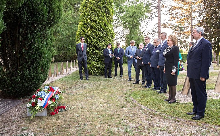 Председатель Совета Федерации Валентина Матвиенко возложила венок к братской могиле советских воинов, погибших в годы Второй мировой войны в Европе