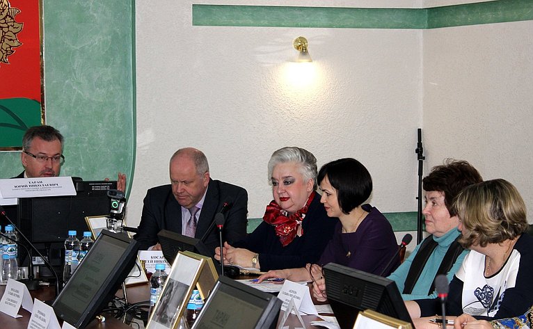 Ираида Тихонова приняла участие в заседании «круглого стола» на тему «Чужих детей не бывает» в Управлении образования и науки Липецкой области