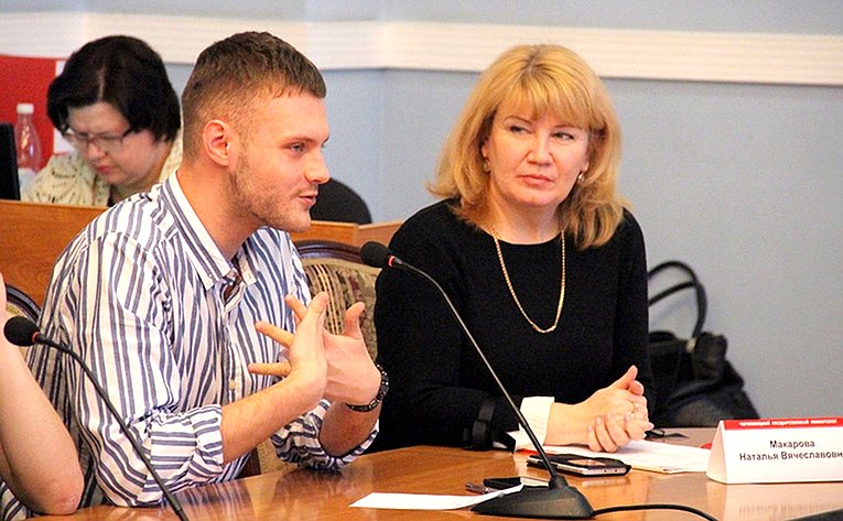 Николай Тихомиров принял участие в заседании Молодежного дискуссионного клуба г. Череповца