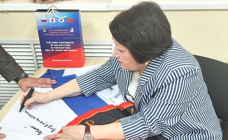 Людмила Талабаева в ходе региональной недели встретилась с активистами и членами общественных организаций, которые занимаются патриотическим воспитанием молодежи и помощью участникам СВО