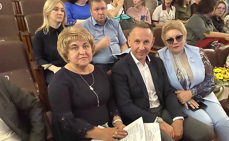 Олег Алексеев в ходе работы в регионе принял участие в торжественном мероприятии, посвященном 25-летию гимназии № 8 г. Энгельса