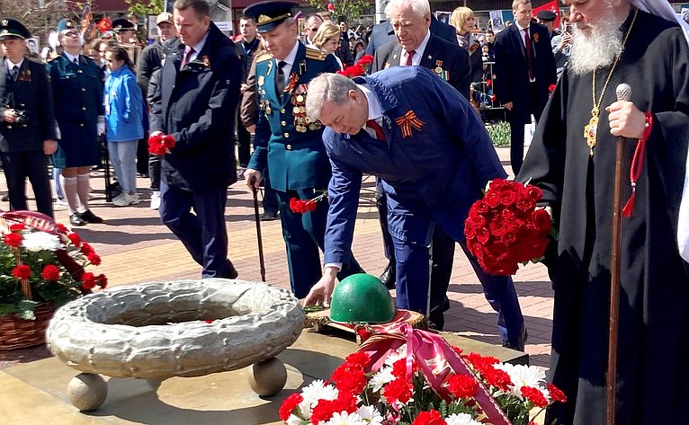Анатолий Артамонов в Калуге принял участие в мероприятиях, посвященных Дню Победы