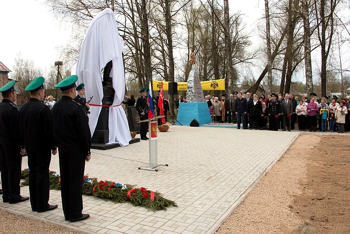 Елена Бибикова приняла участие в торжественном открытии памятника Неизвестному солдату в деревне Гавры Псковской области