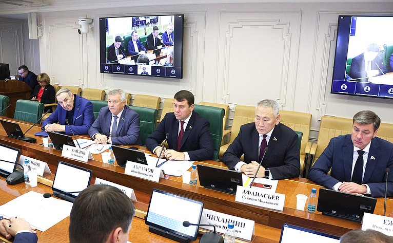 Круглый стол Комитета СФ по экономической политике на тему «О расширении маршрутной сети воздушных перевозок, выполняемых из аэропортов Дальнего Востока»