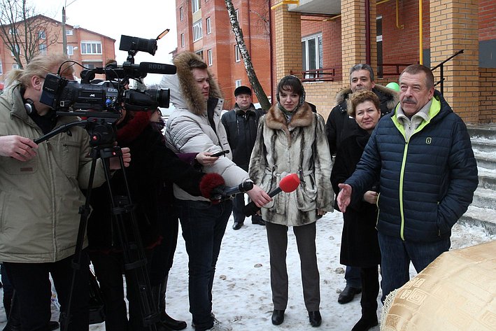 Ю. Вепринцева вручила ключи от новых квартир детям-сиротам в городе Новомосковске Тульской области