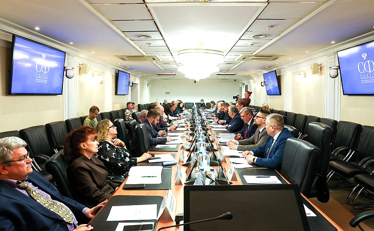 Совещание Комитета Совета Федерации по Регламенту и организации парламентской деятельности «Выборы в 2025 году и общественный контроль за голосованием»