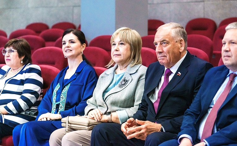 Сенаторы посетили Школу креативных индустрий на базе Окружного Дома народного творчества и Центр народных художественных промыслов и ремесел