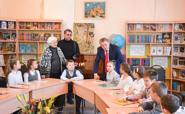 Сергей Лукин провел в Центральной городской детской библиотеке им. С.Я. Маршака выездное совещание