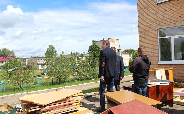 Алесандр Савин ознакомился с ходом капитального ремонта школ Калужской области
