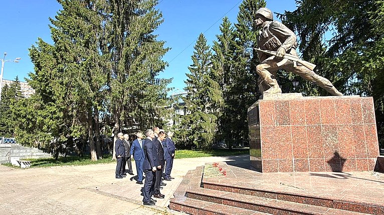 В г. Екатеринбурге сенаторы РФ провели церемонии возложения цветов к Широкореченскому военно-мемориальному комплексу, посвященному погибшим в Великой Отечественной войне, а также к военно-мемориальному комплексу «Черный тюльпан»