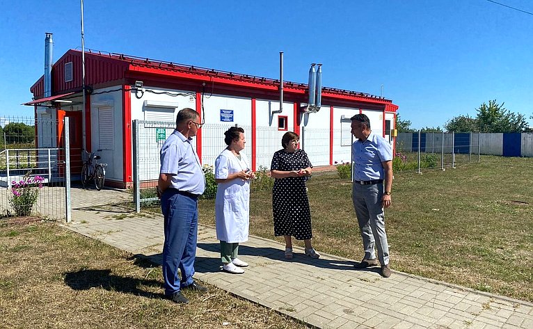 Ольга Хохлова в ходе поездки в регион побывала в населенных пунктах, где в рамках национального проекта «Здравоохранение» были построены фельдшерско-акушерские пункты