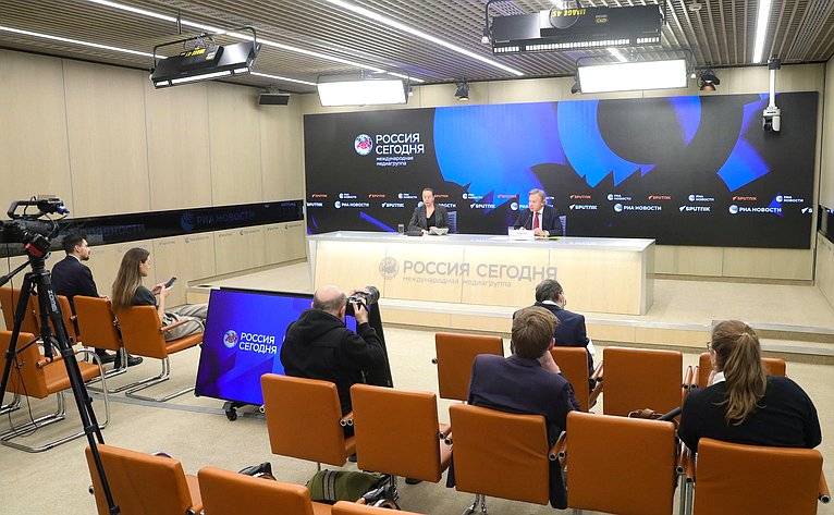 Пресс-конференция председателя Комиссии Совета Федерации по информационной политике и взаимодействию со средствами массовой информации Алексея Пушкова по итогам работы Комиссии в 2025 году