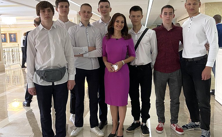 Оксана Хлякина организовала для детей поездку в Совет Федерации
