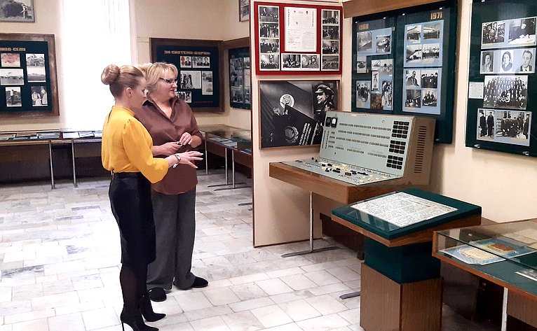 Ирина Кожанова посетила музей предприятия, в котором собраны все достижения СмАЗа