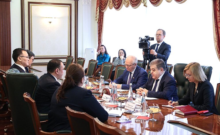 Владимир Джабаров провел встречу с председателем Комитета Жогорку Кенеша Киргизской Республики по международным делам, обороне, безопасности и миграции Уланом Примовым