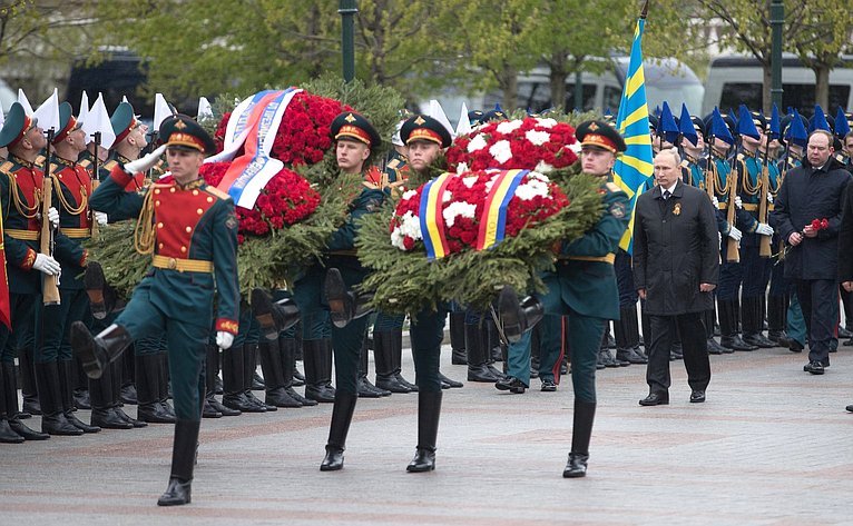 Руководители государства во главе с Президентом РФ Владимиром Путиным почтили память павших в годы Великой Отечественной войны