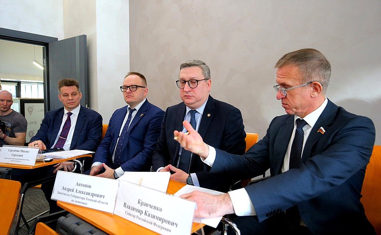 Владимир Кравченко совместно с вице-губернатором региона Андреем Антоновым провели круглый стол, посвященный поддержке предпринимательства