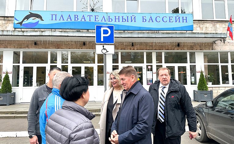 Сенаторы осмотрели плавательный бассейн «Темп»