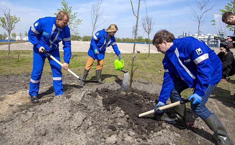 Инна Святенко приняла участие в высадке деревьев на территории Юго-Восточного округа Москвы
