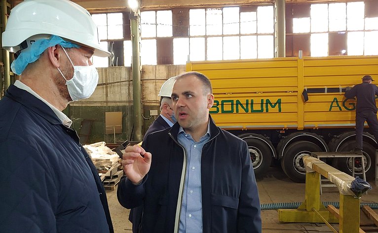 Владимир Лакунин посетил крупное машиностроительное предприятие в Ростовской области