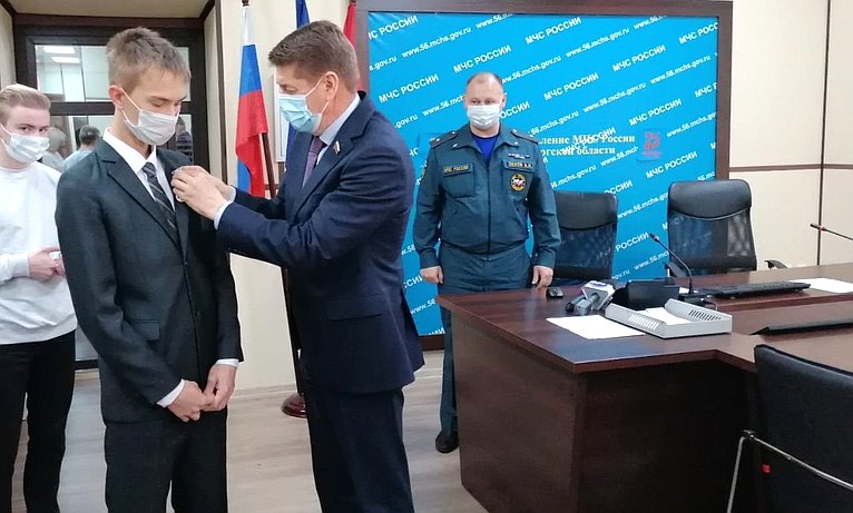 Андрей Шевченко вручил оренбургскому школьнику памятную медаль Совета Федерации «За проявленное мужество»
