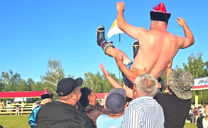 Баир Жамсуев принял участие в мероприятиях XIX открытого чемпионата региона по бурятской борьбе «Барилдаан» — «Большой приз Алханая», посвященном 80-летию Великой Победы и Году защитника Отечества