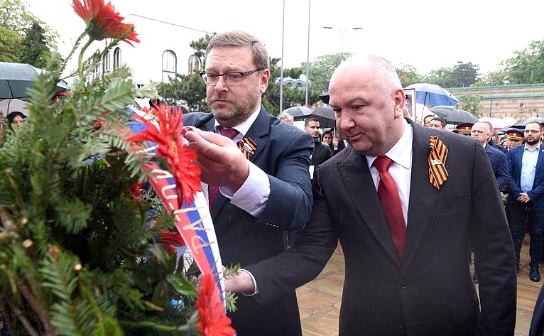 Члены делегации возложили цветы к мемориалу Освободителям Белграда и памятнику советским воинам