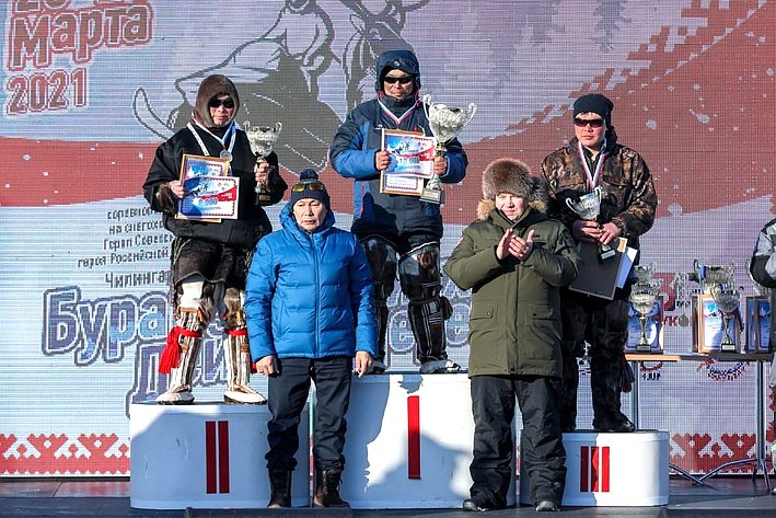 Денис Гусев вручил награды победителям соревнований по метанию тынзея на дальность