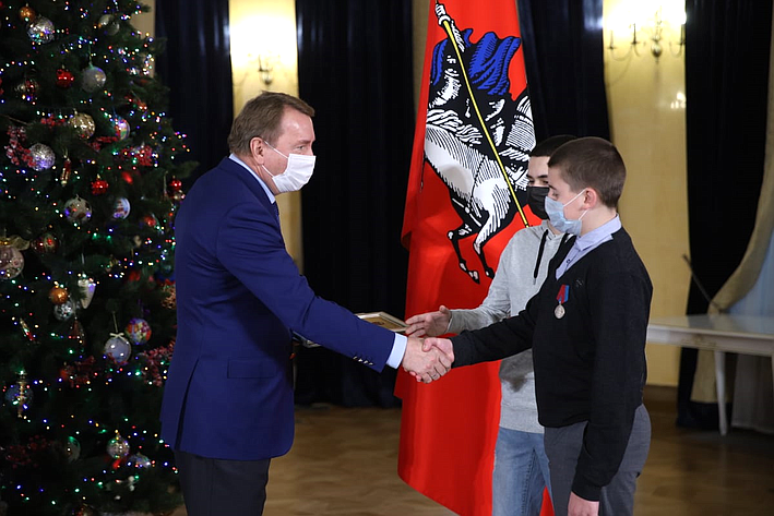 Инна Святенко и Владимир Кожин приняли участие в церемонии награждения юных москвичей, которые совершили геройские поступки и спасли человеческие жизни
