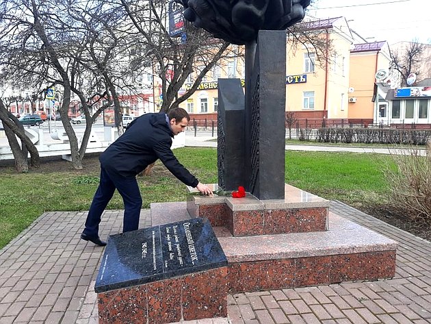 Сергей Леонов возложил цветы к памятнику малолетним узникам