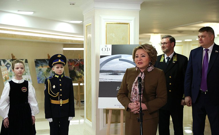 Валентина Матвиенко открыла выставку детского рисунка о легендарной полуторке, посвященной 80-летию «Дороги Жизни»