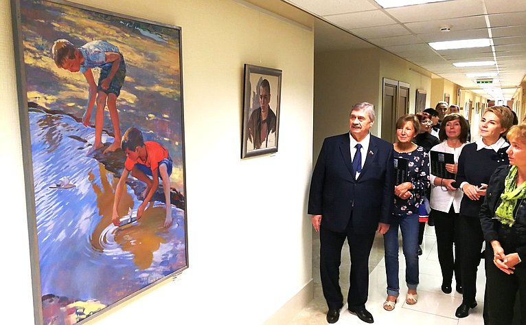 М. Козлов открыл в Совете Федерации выставку художника из Костромской области Л. Белых