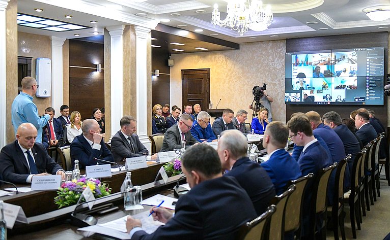 Вячеслав Тимченко провел расширенное заседание по вопросам контрольно-надзорной деятельности в Республике Хакасия