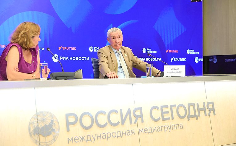 Брифинг председателя Комиссии СФ по защите государственного суверенитета и предотвращению вмешательства во внутренние дела РФ Андрея Климова