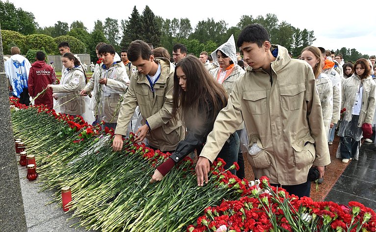Участники проекта «Поезд Памяти» посетили Пискаревское мемориальное кладбище