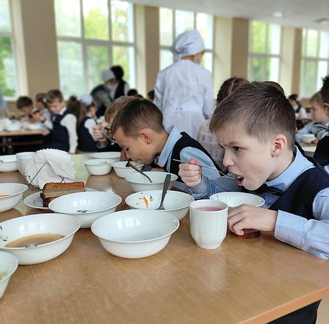 Николай Владимиров в рамках работы в регионе проверил ход реализации программы обеспечения горячим питанием в школах города Чебоксары