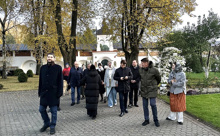 Сенаторы осмотрели площадки, отведенные под реализацию проектов комплексного развития территории и Церковь Иоанна Предтечи в Толчкове