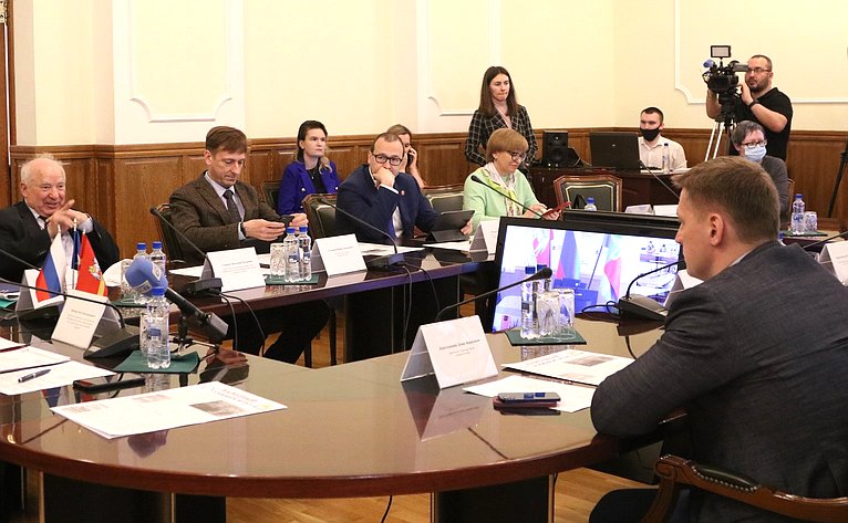 Олег Цепкин провел расширенное заседание Общественного совета проекта «Старшее поколение»