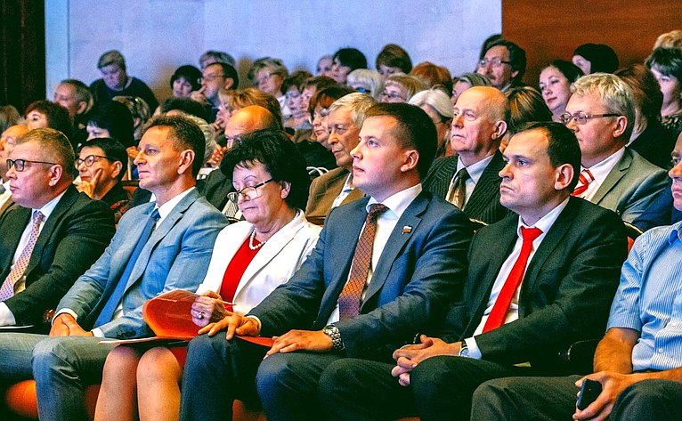 Александр Пронюшкин принял участие в работе ассамблеи работников системы образования региона