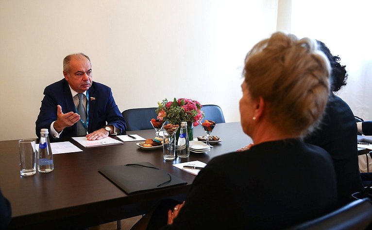 Встреча И. Умаханова с заместителем Председателя Госсобрания Венгрии Мартой Матраи